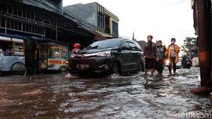 Buruh Dayeuhkolot Bandung Terobos Genangan Banjir