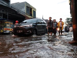 Buruh Dayeuhkolot Bandung Terobos Genangan Banjir