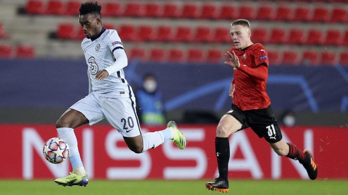 Chelseas Callum Hudson-Odoi, left, goes to score the opening goal of his team as Rennes Adrien Truffert fails to stop him during the Champions League, group E soccer match between Rennes and Chelsea at the Roazhon Park stadium in Rennes, France, Tuesday, Nov. 24, 2020. (AP Photo/David Vincent)