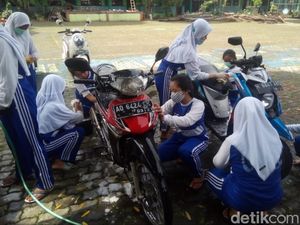 Hari Guru Nasional, Siswa Sekolah Salatiga Cuci Motor Gurunya