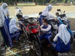 Hari Guru Nasional, Siswa Sekolah Salatiga Cuci Motor Gurunya