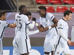 Senyum Lebar Chelsea