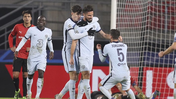 Chelseas Olivier Giroud, center, celebrates with his teammates after scoring his sides second goal during the Champions League, group E soccer match between Rennes and Chelsea at the Roazhon Park stadium in Rennes, France, Tuesday, Nov. 24, 2020. Chelsea won 2-1. (AP Photo/David Vincent)