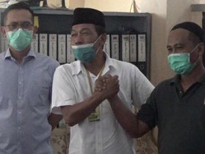 Ricuh Dua Kelompok Saat Aksi Tolak FPI di Surabaya Berakhir Damai Ricuh Dua Kelompok Saat Aksi Tolak FPI di Surabaya Berakhir Damai