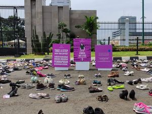 Demo RUU PKS di DPR, Puluhan Perempuan Gelar Ratusan Pasang Sepatu