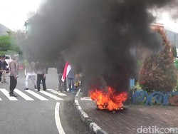 Aksi Demo Tolak FPI di Wonosobo, Massa Orasi dan Bakar Ban