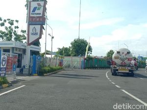 Pertamina Beri Sanksi Sopir Truk Penabrak Pria yang Duduk di Tengah Jalan