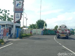 Pertamina Beri Sanksi Sopir Truk Penabrak Pria yang Duduk di Tengah Jalan