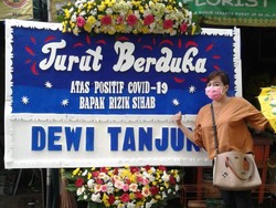 Dewi Tanjung Kirim Karangan Bunga ke Rizieq: Saya Doakan Sembuh COVID