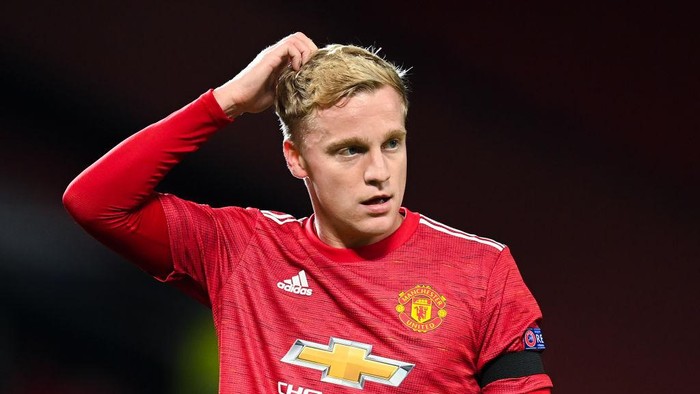 MANCHESTER, ENGLAND - NOVEMBER 24: Donny Van De Beek of Manchester United reacts during the UEFA Champions League Group H stage match between Manchester United and İstanbul Basaksehir at Old Trafford on November 24, 2020 in Manchester, England. Sporting stadiums around the UK remain under strict restrictions due to the Coronavirus Pandemic as Government social distancing laws prohibit fans inside venues resulting in games being played behind closed doors. (Photo by Michael Regan/Getty Images)