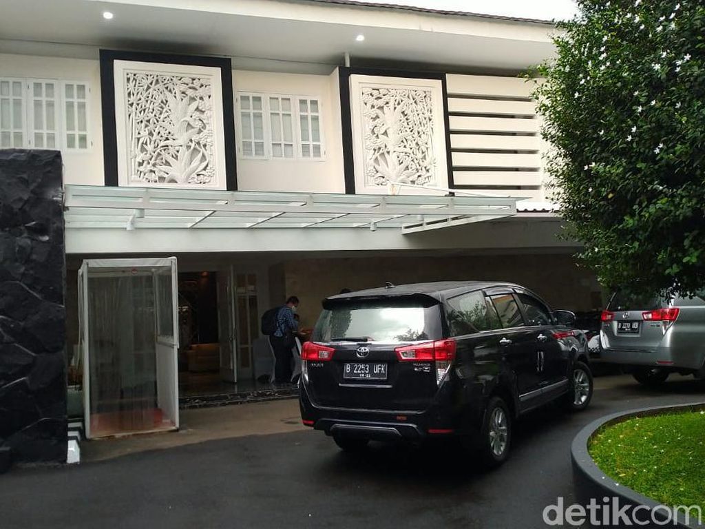 Dari KKP, Tim KPK Meluncur ke Rumah Dinas Menteri Edhy Prabowo Dari KKP, Tim KPK Meluncur ke Rumah Dinas Menteri Edhy Prabowo