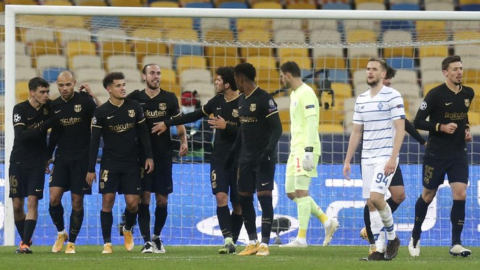 Barcelonas Martin Braithwaite, second left, celebrates with his teammates after scores his sides second goal during the Champions League group G soccer match between Dynamo Kyiv and FC Barcelona at the Olimpiyskiy Stadium in Kyiv, Ukraine, Tuesday, Nov. 24, 2020. (AP Photo/Efrem Lukatsky)