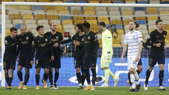 Dynamo Kiev vs Barcelona Barcelonas Martin Braithwaite, second left, celebrates with his teammates after scores his sides second goal during the Champions League group G soccer match between Dynamo Kyiv and FC Barcelona at the Olimpiyskiy Stadium in Kyiv, Ukraine, Tuesday, Nov. 24, 2020. (AP Photo/Efrem Lukatsky)