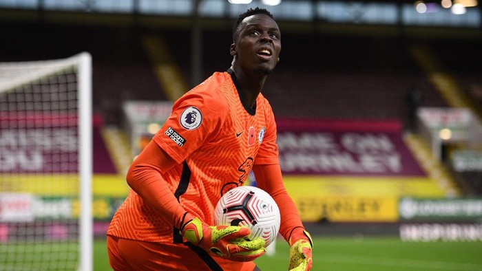 BURNLEY, ENGLAND - OCTOBER 31: Edouard Mendy of Chelsea looks on during the Premier League match between Burnley and Chelsea at Turf Moor on October 31, 2020 in Burnley, England. Sporting stadiums around the UK remain under strict restrictions due to the Coronavirus Pandemic as Government social distancing laws prohibit fans inside venues resulting in games being played behind closed doors. (Photo by Oli Scarff - Pool/Getty Images)