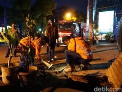 Petugas PGN Tutup Pipa Gas yang Bocor Semburkan Api di Kota Mojokerto
