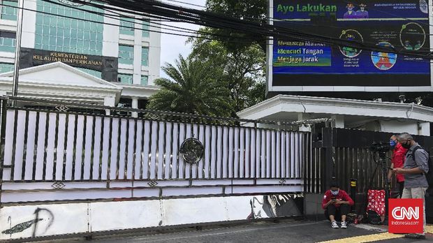 Gedung Mina Bahari 1 yang berlokasi di Jalan Medan Merdeka Timur tampak tertutup rapat usai kabar Menterinya, Edhy Prabowo ditangkap KPK, Rabu (25/11