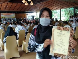 Kisah Guru Honorer: Naik-Turun Bukit dan Gaji Dirapel 3 Bulan Sekali