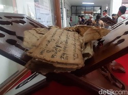 Kisah Nenek di Banyumas Serahkan Naskah Kuno Ratusan Tahun ke Pemkab
