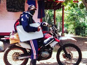Perjuangan Guru Honorer di KBB Lewati Jalan Berlumpur Demi Mengajar Perjuangan Guru Honorer di KBB Lewati Jalan Berlumpur Demi Mengajar