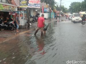 Sempat Terendam Banjir, Jalan Kopo Bandung Sudah Bisa Dilalui Kembali
