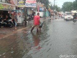 Sempat Terendam Banjir, Jalan Kopo Bandung Sudah Bisa Dilalui Kembali