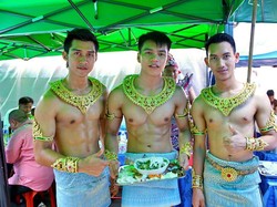 Jangan Salfok! 5 Penjual Makanan di Thailand Ini Tampan dan Cantik Banget