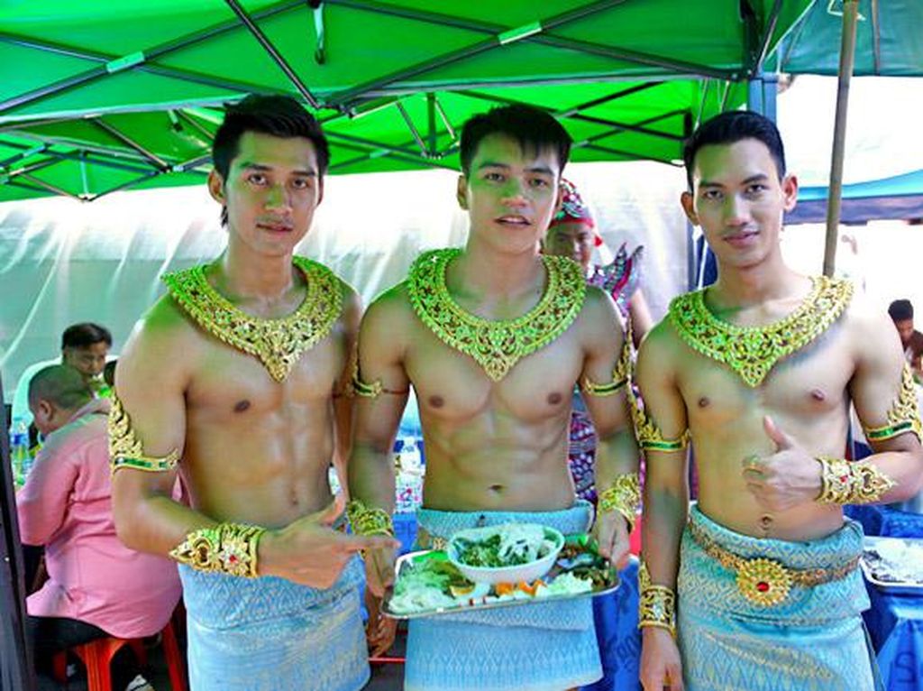 Jangan Salfok! 5 Penjual Makanan di Thailand Ini Tampan dan Cantik Banget Jangan Salfok! 5 Penjual Makanan di Thailand Ini Tampan dan Cantik Banget