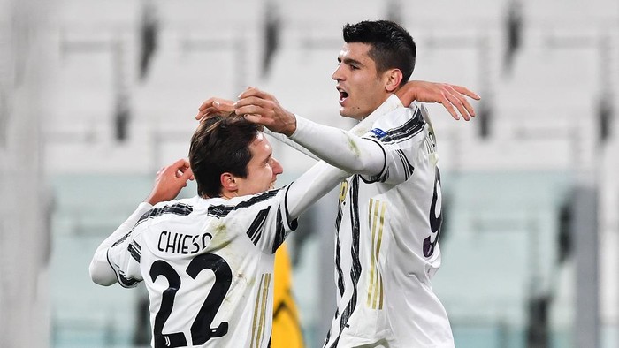 TURIN, ITALY - NOVEMBER 24: Alvaro Morata of Juventus celebrates after scoring their sides second goal with team mate Federico Chiesa  during the UEFA Champions League Group G stage match between Juventus and Ferencvaros Budapest at Allianz Stadium on November 24, 2020 in Turin, Italy. Sporting stadiums around Italy remain under strict restrictions due to the Coronavirus Pandemic as Government social distancing laws prohibit fans inside venues resulting in games being played behind closed doors. (Photo by Valerio Pennicino/Getty Images)