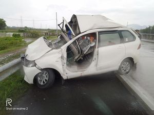 Ngebut Tabrak Truk di Tol Nganjuk Saat Hujan, Pengemudi MPV Tewas