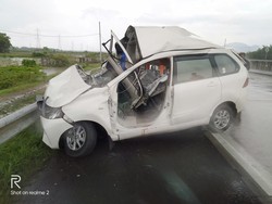 Ngebut Tabrak Truk di Tol Nganjuk Saat Hujan, Pengemudi MPV Tewas