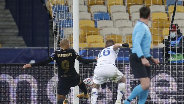 Barcelona's Martin Braithwaite, left, scores his side's second goal during the Champions League group G soccer match between Dynamo Kyiv and FC Barcelona at the Olimpiyskiy Stadium in Kyiv, Ukraine, Tuesday, Nov. 24, 2020. (AP Photo/Efrem Lukatsky)