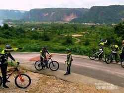 Gowes di Antara Tebing Cadas di Lembah Harau, Grand Canyonnya Indonesia