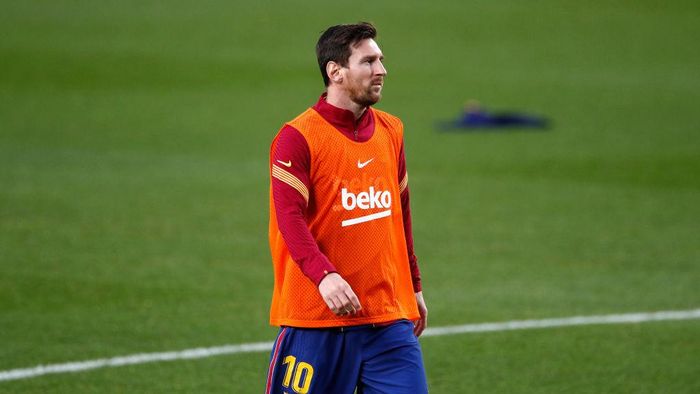 Lionel Messi BARCELONA, SPAIN - NOVEMBER 07: Lionel Messi of FC Barcelona warms up during the La Liga Santader match between FC Barcelona and Real Betis at Camp Nou on November 07, 2020 in Barcelona, Spain. Sporting stadiums in Spain remain under strict restrictions due to the Coronavirus Pandemic as Government social distancing laws prohibit fans inside venues resulting in games being played behind closed doors. (Photo by Eric Alonso/Getty Images)