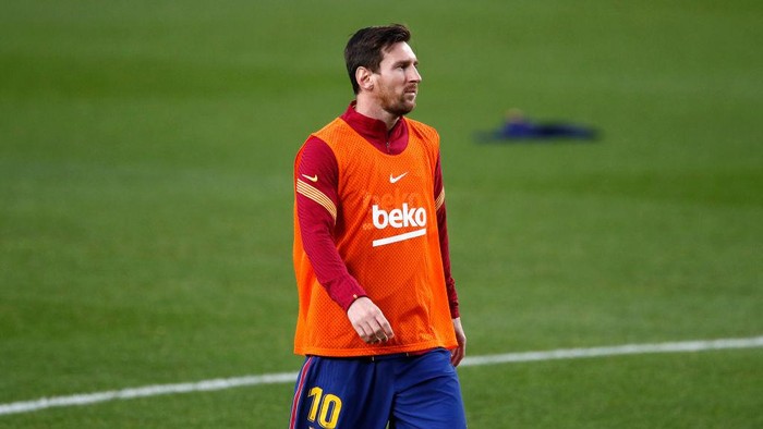BARCELONA, SPAIN - NOVEMBER 07: Lionel Messi of FC Barcelona warms up during the La Liga Santader match between FC Barcelona and Real Betis at Camp Nou on November 07, 2020 in Barcelona, Spain. Sporting stadiums in Spain remain under strict restrictions due to the Coronavirus Pandemic as Government social distancing laws prohibit fans inside venues resulting in games being played behind closed doors. (Photo by Eric Alonso/Getty Images)