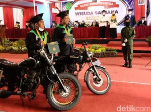 Mahasiswa Konvoi Motor saat Wisuda Drive Thru di Purworejo Mahasiswa Konvoi Motor saat Wisuda Drive Thru di Purworejo
