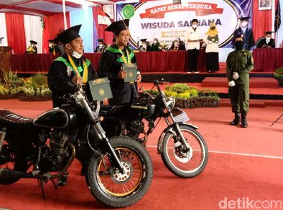 Mahasiswa Konvoi Motor saat Wisuda Drive Thru di Purworejo
