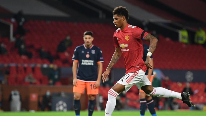 MANCHESTER, ENGLAND - NOVEMBER 24: Marcus Rashford of Manchester United scores his sides third goal from the penalty spot during the UEFA Champions League Group H stage match between Manchester United and İstanbul Basaksehir at Old Trafford on November 24, 2020 in Manchester, England. Sporting stadiums around the UK remain under strict restrictions due to the Coronavirus Pandemic as Government social distancing laws prohibit fans inside venues resulting in games being played behind closed doors. (Photo by Michael Regan/Getty Images)