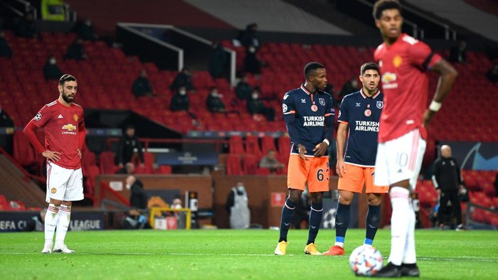 MANCHESTER, ENGLAND - NOVEMBER 24: Bruno Fernandes of Manchester United looks on as team mate Marcus Rashford of Manchester United prepares to take a penalty, leading to their teams third goal during the UEFA Champions League Group H stage match between Manchester United and İstanbul Basaksehir at Old Trafford on November 24, 2020 in Manchester, England. Sporting stadiums around the UK remain under strict restrictions due to the Coronavirus Pandemic as Government social distancing laws prohibit fans inside venues resulting in games being played behind closed doors. (Photo by Michael Regan/Getty Images)
