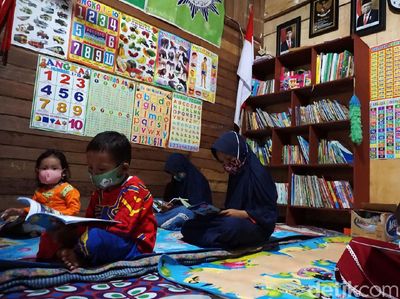 Melihat Perpustakaan-Bimbel Gratis Milik Kuli Bangunan di Demak