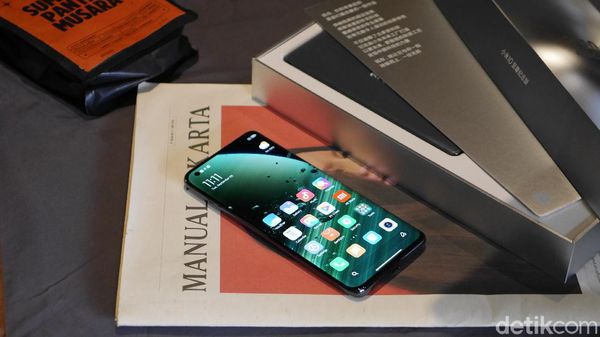 Menggenggam Xiaomi Mi 10 Ultra