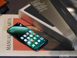 Menggenggam Xiaomi Mi 10 Ultra Menggenggam Xiaomi Mi 10 Ultra