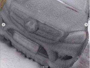 Fenomena Alam Ekstrem: Mobil-mobil Ini Diselimuti Es Batu, Bukan Cuma Salju