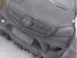 Fenomena Alam Ekstrem: Mobil-mobil Ini Diselimuti Es Batu, Bukan Cuma Salju