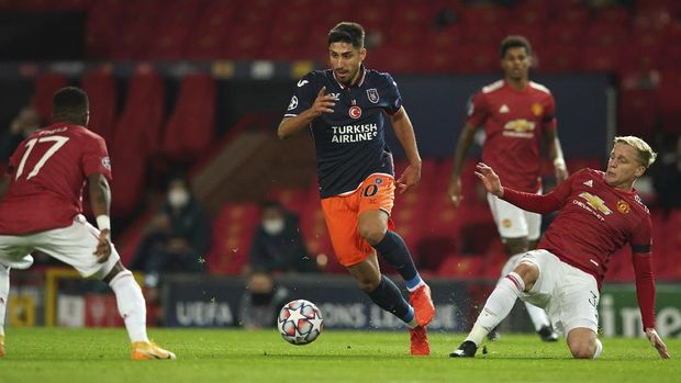Basaksehir's Berkay Ozcan fights for the ball against Manchester United's Donny van der Beek during the Champions League Group H soccer match between Manchester United and Istanbul Basaksehir at Old Trafford in Manchester, England, Tuesday, Nov. 24, 2020. (AP Photo/Dave Thompson)