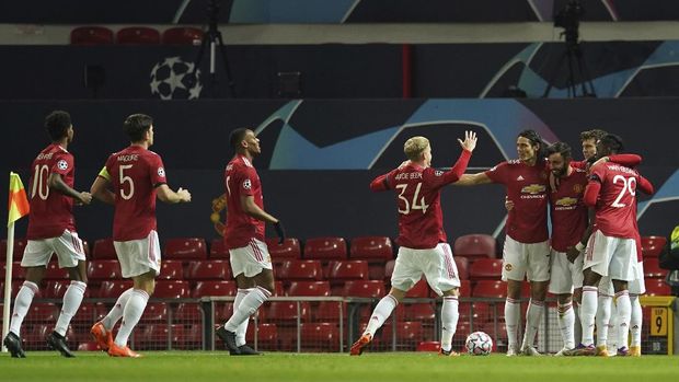 Manchester United's Bruno Fernandes celebrates with team mates scoring the opening goal during the Champions League Group H soccer match between Manchester United and Istanbul Basaksehir at Old Trafford in Manchester, England, Tuesday, Nov. 24, 2020. (AP Photo/Dave Thompson)