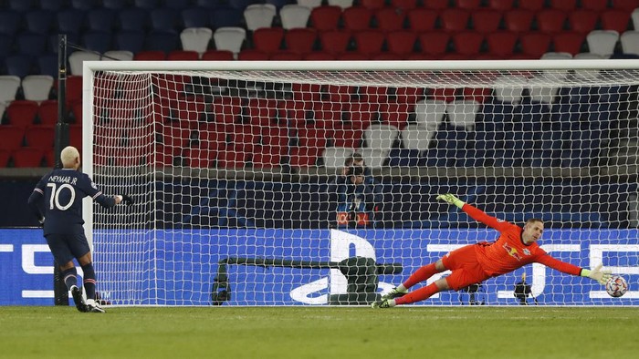 PSGs Neymar, left, scores his sides opening goal from penalty during the Champions League group H soccer match between Paris Saint Germain and RB Leipzig at the Parc des Princes stadium in Paris, Tuesday Nov. 24, 2020. (AP Photo/Thibault Camus)