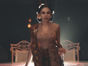 Nikita Mirzani Puji Diri Sendiri Pakai Kebaya Anne Avantie