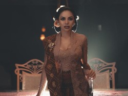 Nikita Mirzani Puji Diri Sendiri Pakai Kebaya Anne Avantie