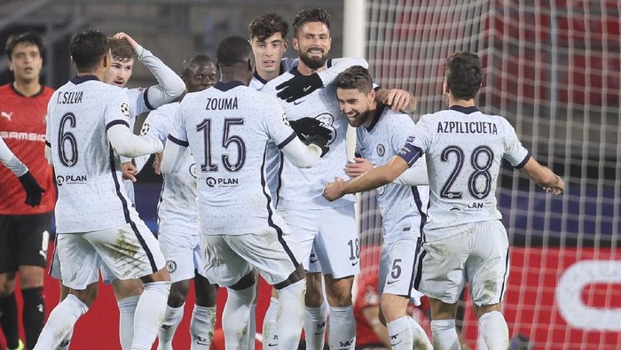 Chelseas Olivier Giroud, center, celebrates with his teammates after scoring his sides second goal during the Champions League, group E soccer match between Rennes and Chelsea at the Roazhon Park stadium in Rennes, France, Tuesday, Nov. 24, 2020. Chelsea won 2-1. (AP Photo/David Vincent)