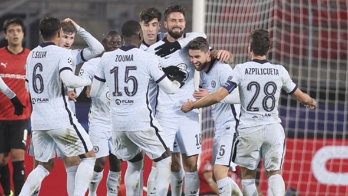 olivier giroud chelsea rennes vs chelsea liga champions Chelseas Olivier Giroud, center, celebrates with his teammates after scoring his sides second goal during the Champions League, group E soccer match between Rennes and Chelsea at the Roazhon Park stadium in Rennes, France, Tuesday, Nov. 24, 2020. Chelsea won 2-1. (AP Photo/David Vincent)